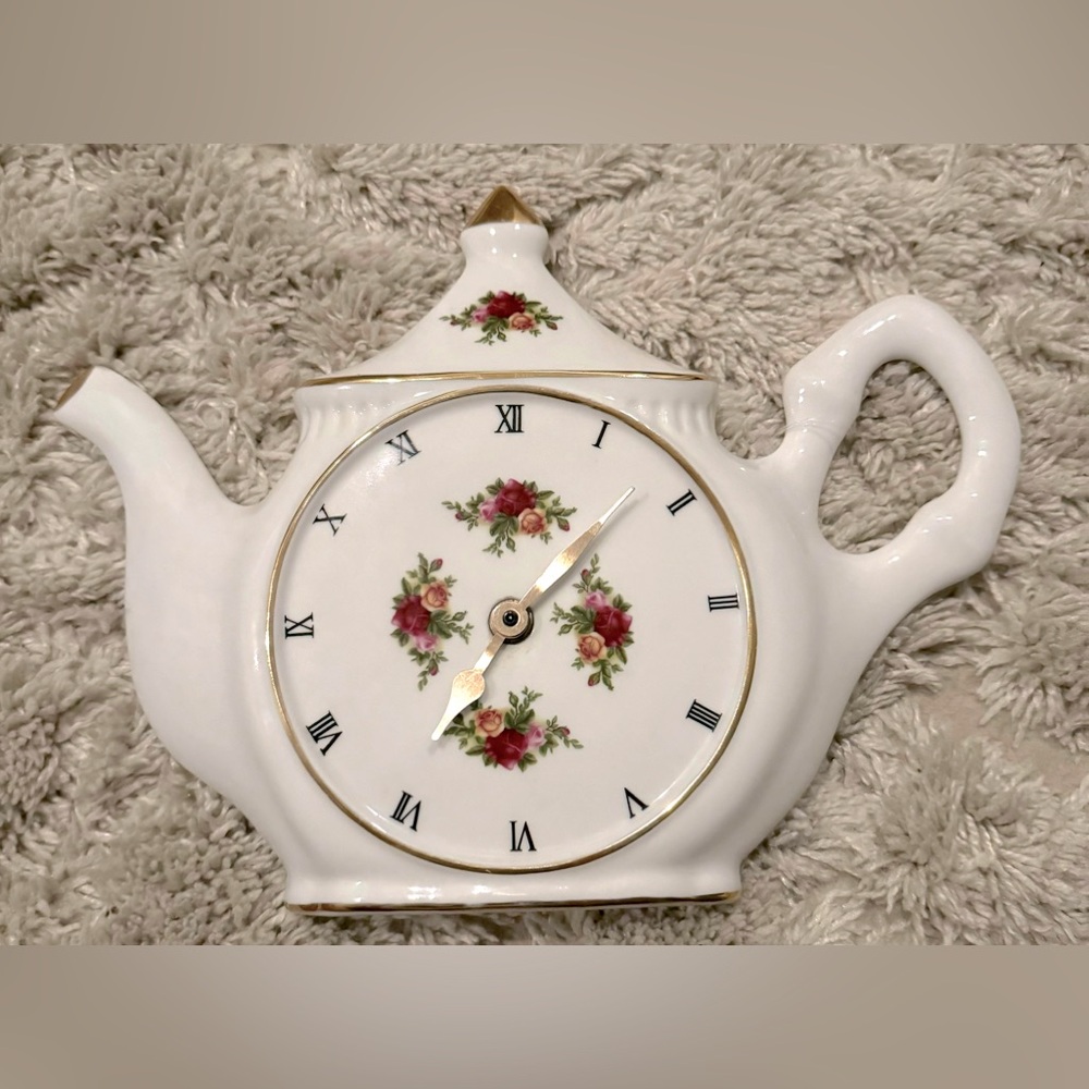 Vintage Royal Albert Ltd Old Country Roses Teapot Clock